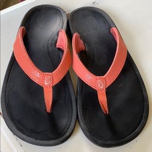 Olukai coral color flip flops